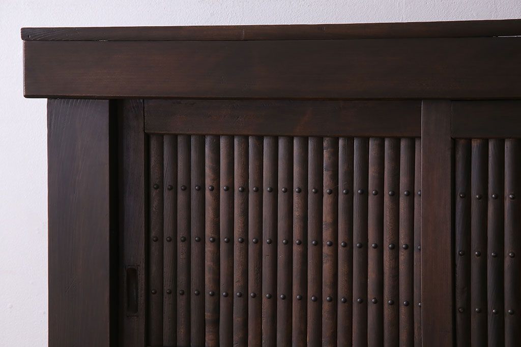 アンティーク家具　和製アンティーク　六尺　古い木の趣ある丸桟引き戸の水屋箪笥