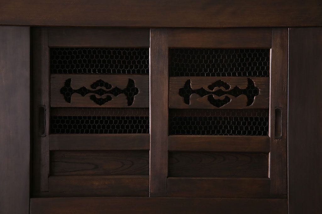 アンティーク家具　和製アンティーク　六尺　古い木の趣ある丸桟引き戸の水屋箪笥