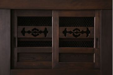 アンティーク家具　和製アンティーク　六尺　古い木の趣ある丸桟引き戸の水屋箪笥