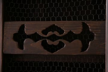 アンティーク家具　和製アンティーク　六尺　古い木の趣ある丸桟引き戸の水屋箪笥