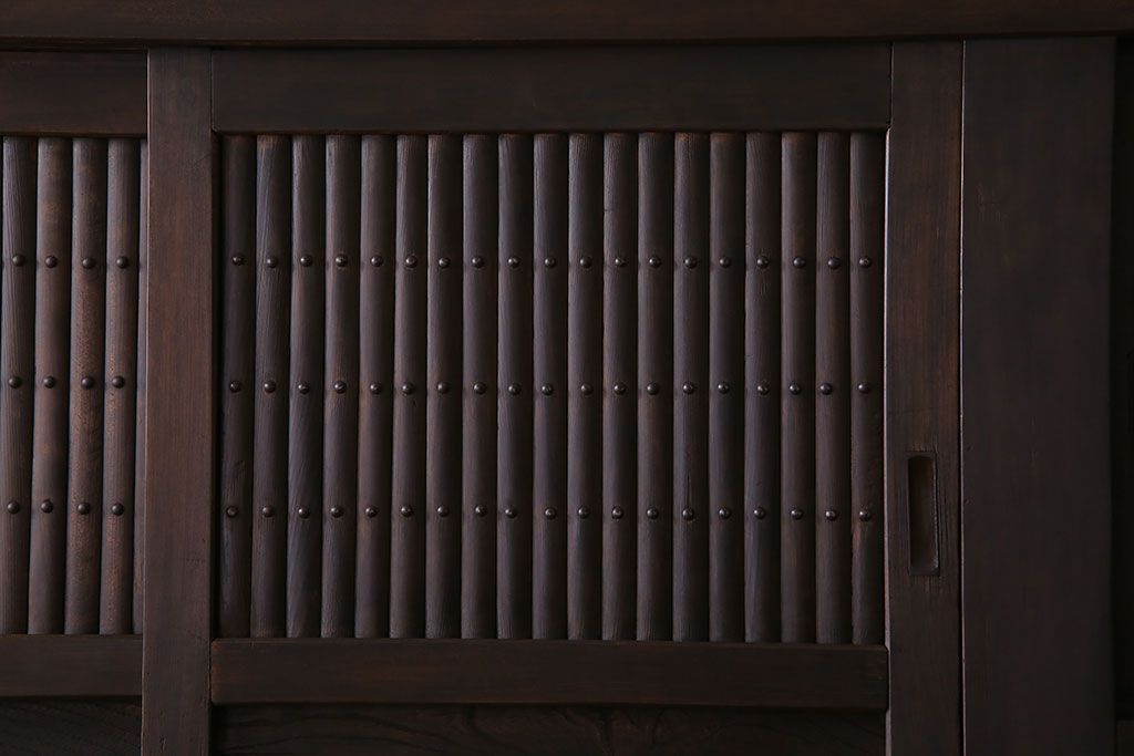 アンティーク家具　和製アンティーク　六尺　古い木の趣ある丸桟引き戸の水屋箪笥