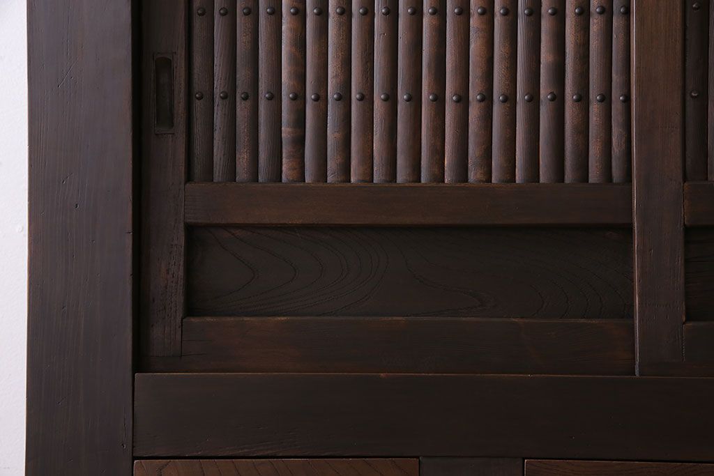 アンティーク家具　和製アンティーク　六尺　古い木の趣ある丸桟引き戸の水屋箪笥