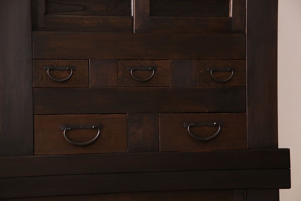 アンティーク家具　和製アンティーク　六尺　古い木の趣ある丸桟引き戸の水屋箪笥