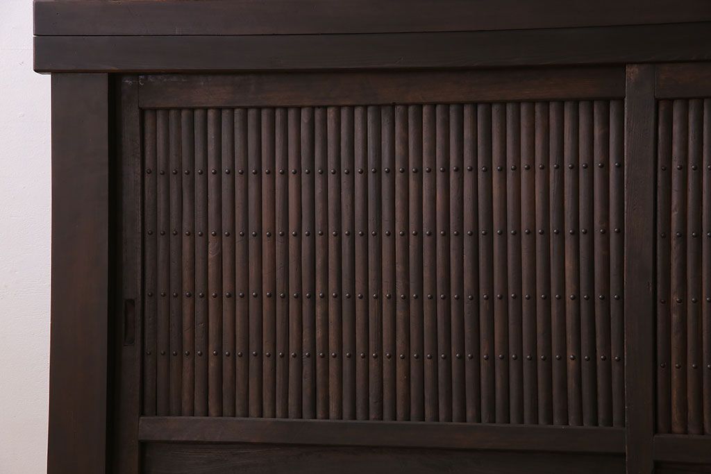 アンティーク家具　和製アンティーク　六尺　古い木の趣ある丸桟引き戸の水屋箪笥