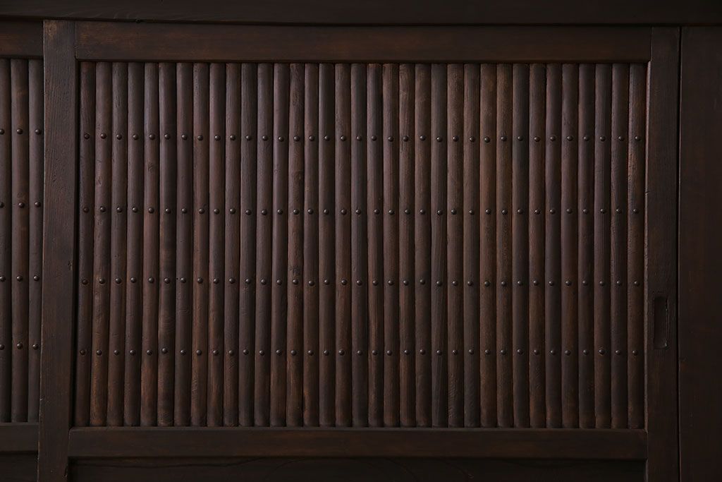 アンティーク家具　和製アンティーク　六尺　古い木の趣ある丸桟引き戸の水屋箪笥