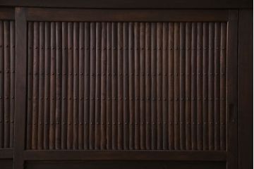 アンティーク家具　和製アンティーク　六尺　古い木の趣ある丸桟引き戸の水屋箪笥