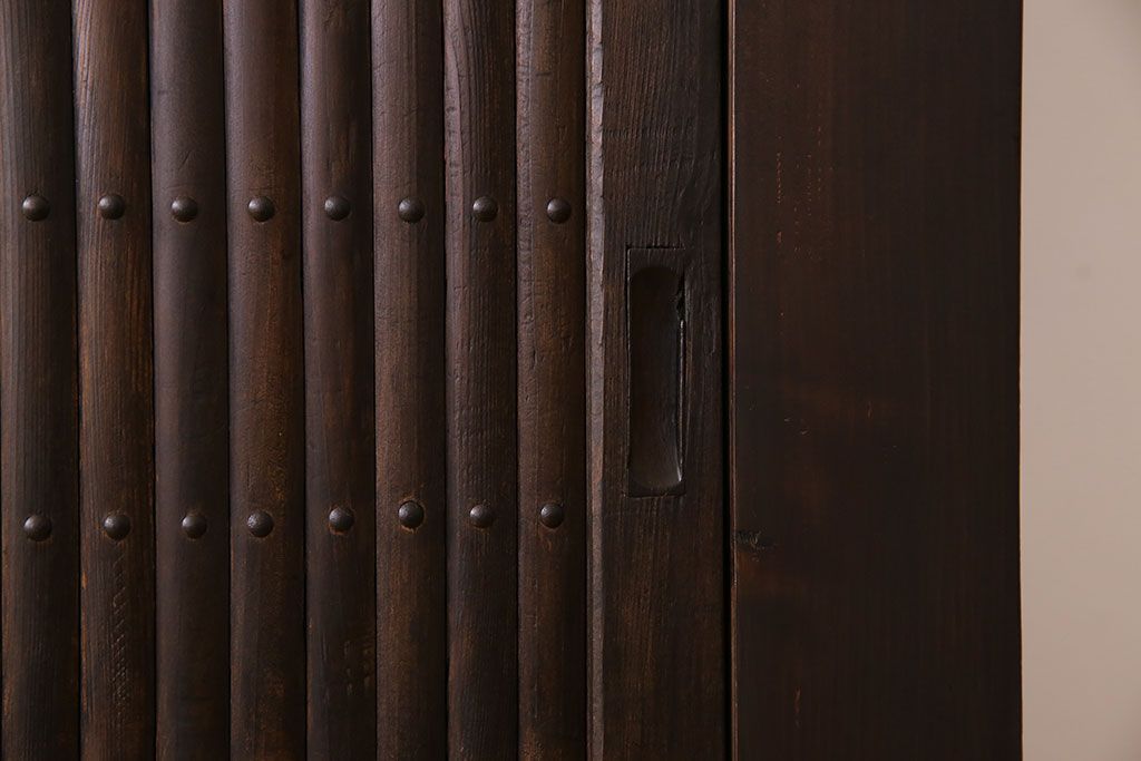 アンティーク家具　和製アンティーク　六尺　古い木の趣ある丸桟引き戸の水屋箪笥