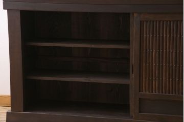 アンティーク家具　和製アンティーク　六尺　古い木の趣ある丸桟引き戸の水屋箪笥
