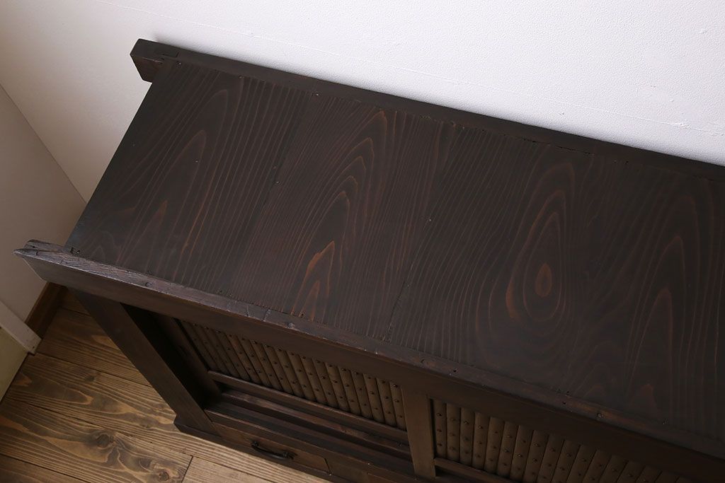 アンティーク家具　和製アンティーク　六尺　古い木の趣ある丸桟引き戸の水屋箪笥