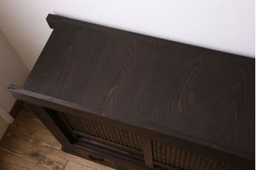 アンティーク家具　和製アンティーク　六尺　古い木の趣ある丸桟引き戸の水屋箪笥