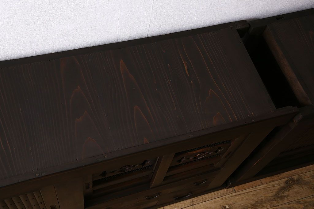 アンティーク家具　和製アンティーク　六尺　古い木の趣ある丸桟引き戸の水屋箪笥