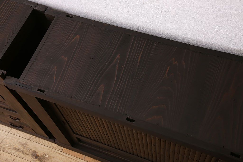 アンティーク家具　和製アンティーク　六尺　古い木の趣ある丸桟引き戸の水屋箪笥