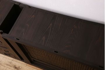 アンティーク家具　和製アンティーク　六尺　古い木の趣ある丸桟引き戸の水屋箪笥