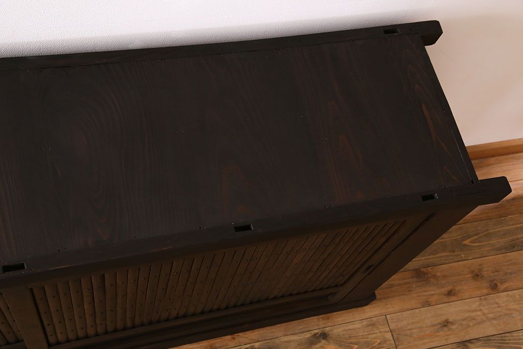 アンティーク家具　和製アンティーク　六尺　古い木の趣ある丸桟引き戸の水屋箪笥