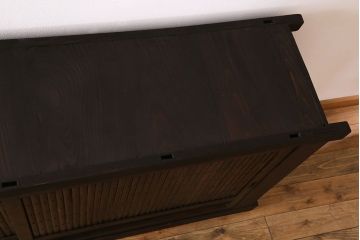 アンティーク家具　和製アンティーク　六尺　古い木の趣ある丸桟引き戸の水屋箪笥