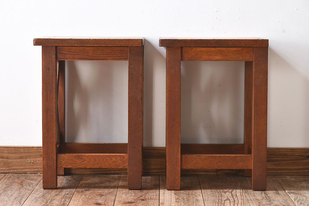 レトロ家具　昭和レトロ　ナラ素材のシンプルな角スツール2脚セット