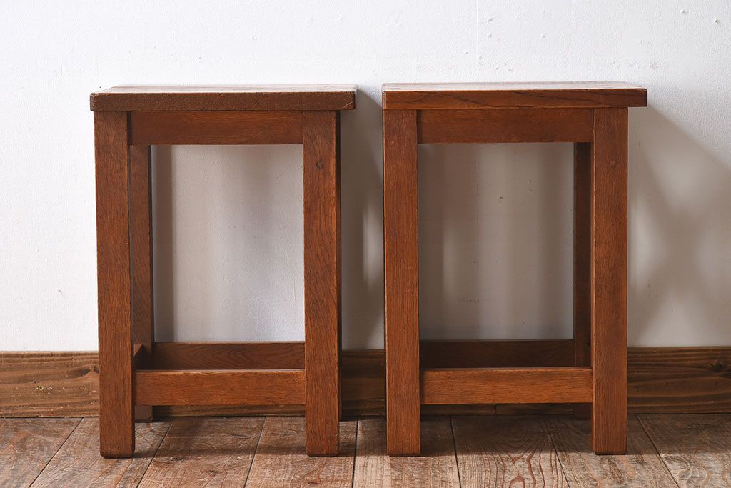 レトロ家具　昭和レトロ　ナラ素材のシンプルな角スツール2脚セット