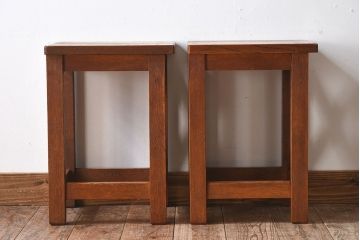 レトロ家具　昭和レトロ　ナラ素材のシンプルな角スツール2脚セット