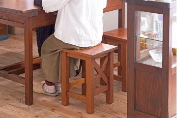 アンティーク雑貨　ラワン材　昭和レトロなアンティーク角スツール2脚セット