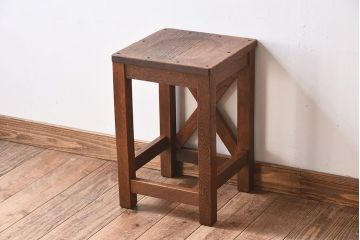 レトロ家具　昭和レトロ　ナラ材製のアンティーク角スツール(1)