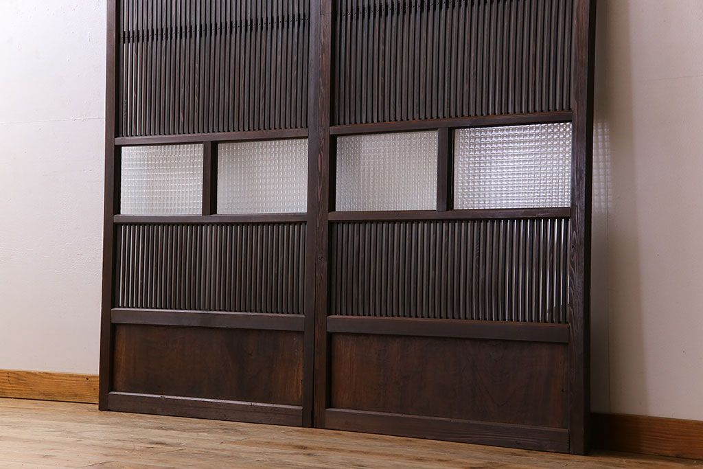 アンティーク　裏すりガラス入り　チェッカーガラス帯の格子戸2枚セット