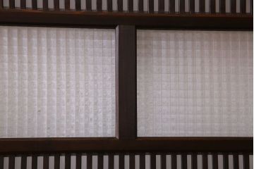 アンティーク　裏すりガラス入り　チェッカーガラス帯の格子戸2枚セット