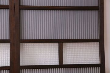 アンティーク　裏すりガラス入り　チェッカーガラス帯の格子戸2枚セット