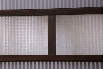 アンティーク　裏すりガラス入り　チェッカーガラス帯の格子戸2枚セット