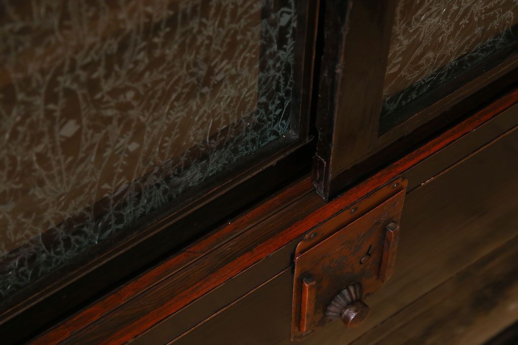 アンティーク家具　古民具・骨董　明治期　六尺　台輪付き!結霜ガラス引き戸の大川箪笥サイドボード(水屋箪笥)