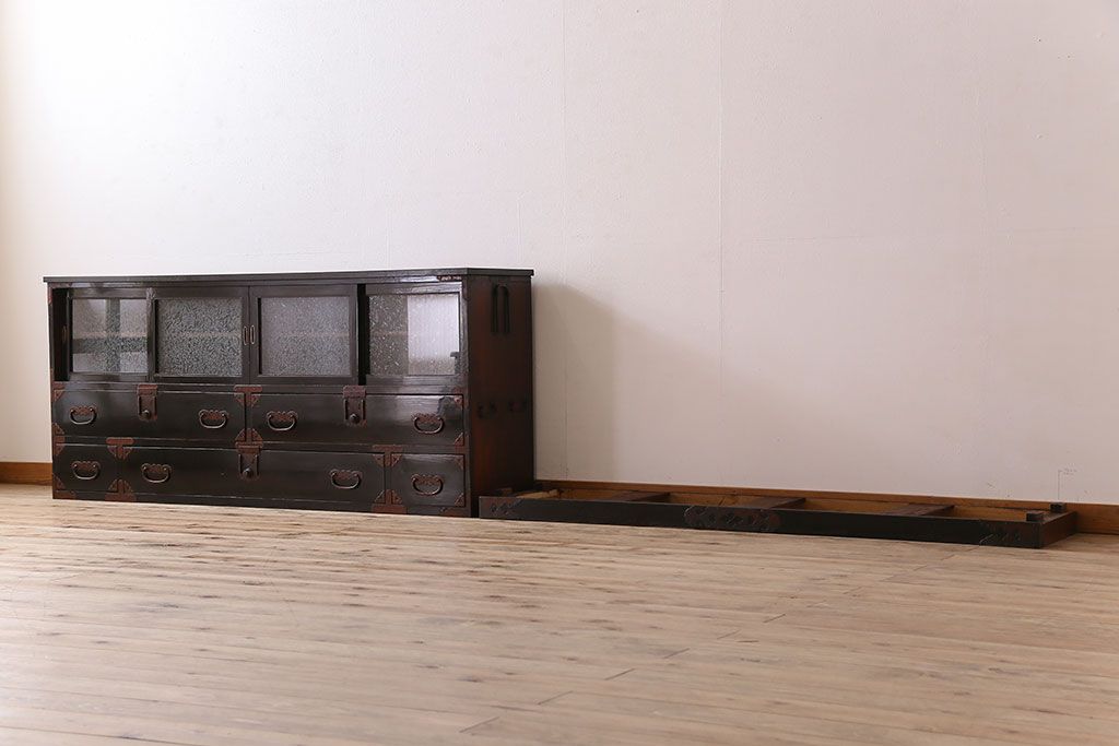 アンティーク家具　古民具・骨董　明治期　六尺　台輪付き!結霜ガラス引き戸の大川箪笥サイドボード(水屋箪笥)