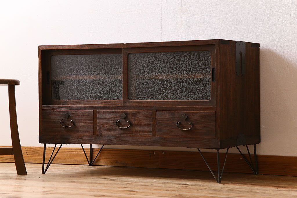 アンティーク家具　和製アンティーク　結霜ガラス入り!和モダンな鉄脚付きタンスローボード(箪笥)