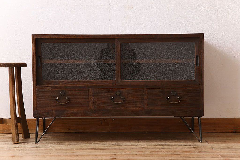 アンティーク家具　和製アンティーク　結霜ガラス入り!和モダンな鉄脚付きタンスローボード(箪笥)