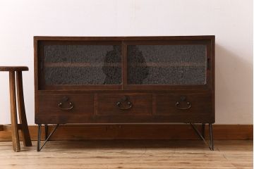 アンティーク家具　和製アンティーク　結霜ガラス入り!和モダンな鉄脚付きタンスローボード(箪笥)