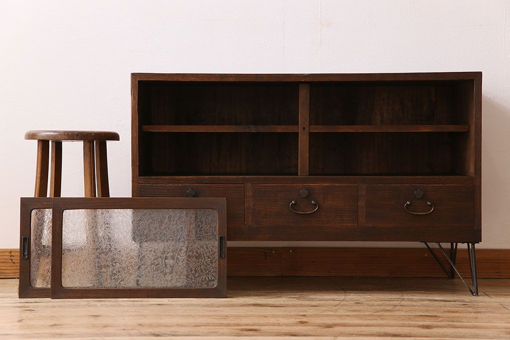 アンティーク家具　和製アンティーク　結霜ガラス入り!和モダンな鉄脚付きタンスローボード(箪笥)