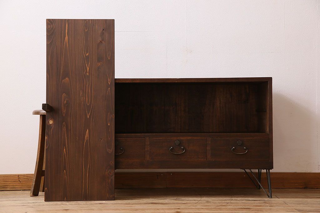 アンティーク家具　和製アンティーク　結霜ガラス入り!和モダンな鉄脚付きタンスローボード(箪笥)