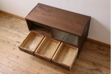 アンティーク家具　和製アンティーク　結霜ガラス入り!和モダンな鉄脚付きタンスローボード(箪笥)