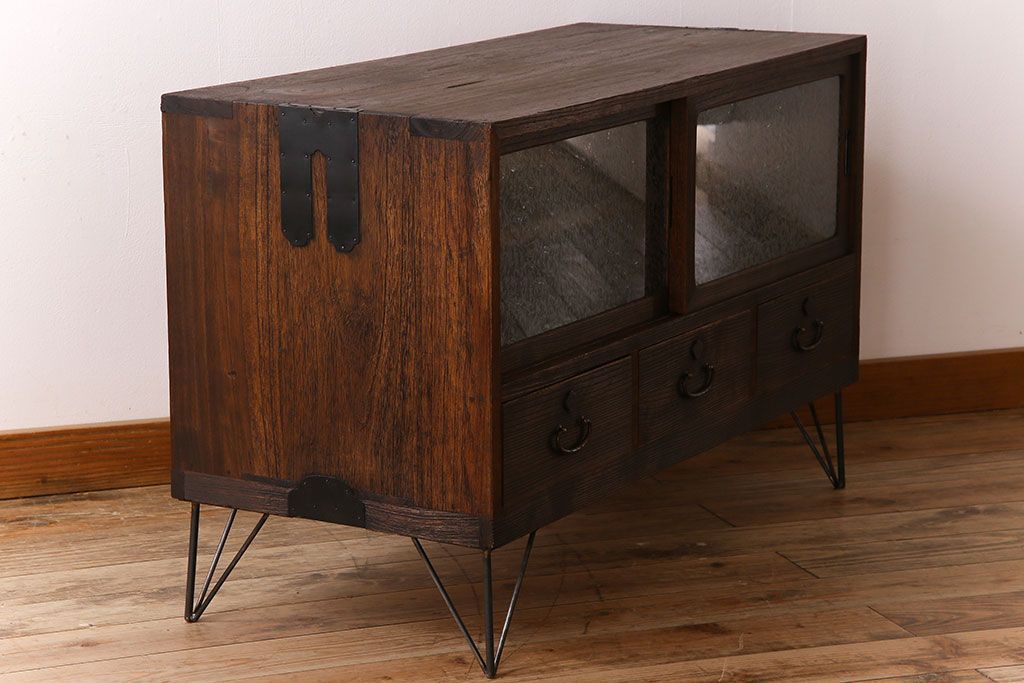 アンティーク家具　和製アンティーク　結霜ガラス入り!和モダンな鉄脚付きタンスローボード(箪笥)