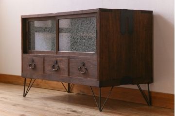 アンティーク家具　和製アンティーク　結霜ガラス入り!和モダンな鉄脚付きタンスローボード(箪笥)