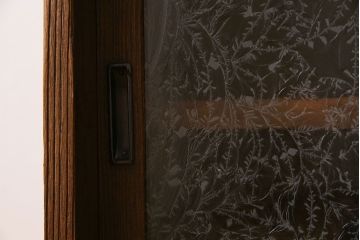 アンティーク家具　和製アンティーク　結霜ガラス入り!和モダンな鉄脚付きタンスローボード(箪笥)