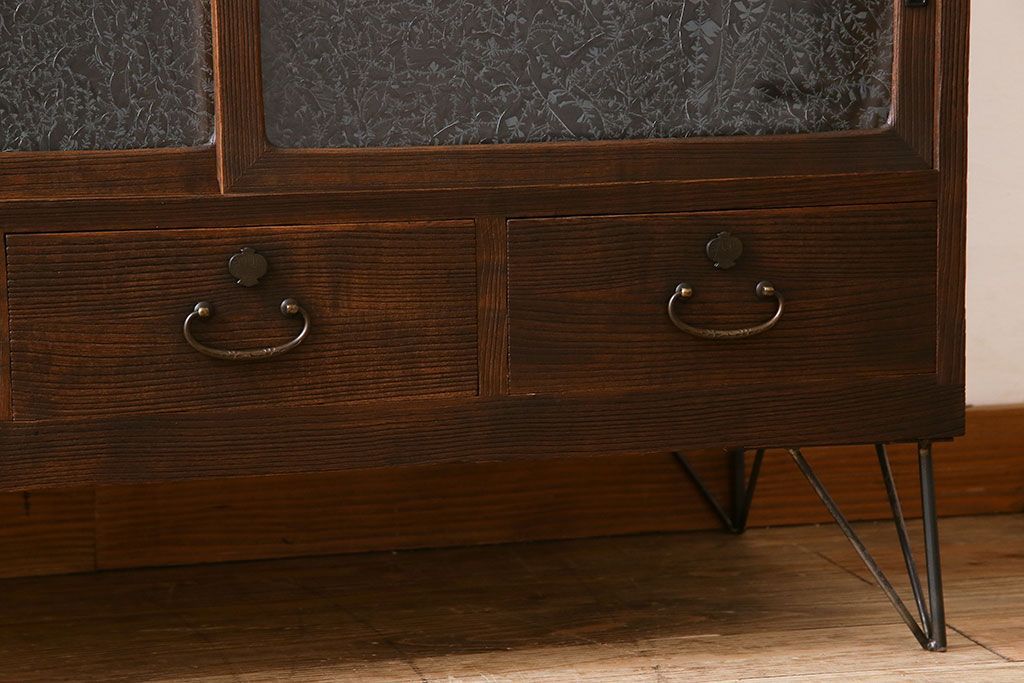 アンティーク家具　和製アンティーク　結霜ガラス入り!和モダンな鉄脚付きタンスローボード(箪笥)