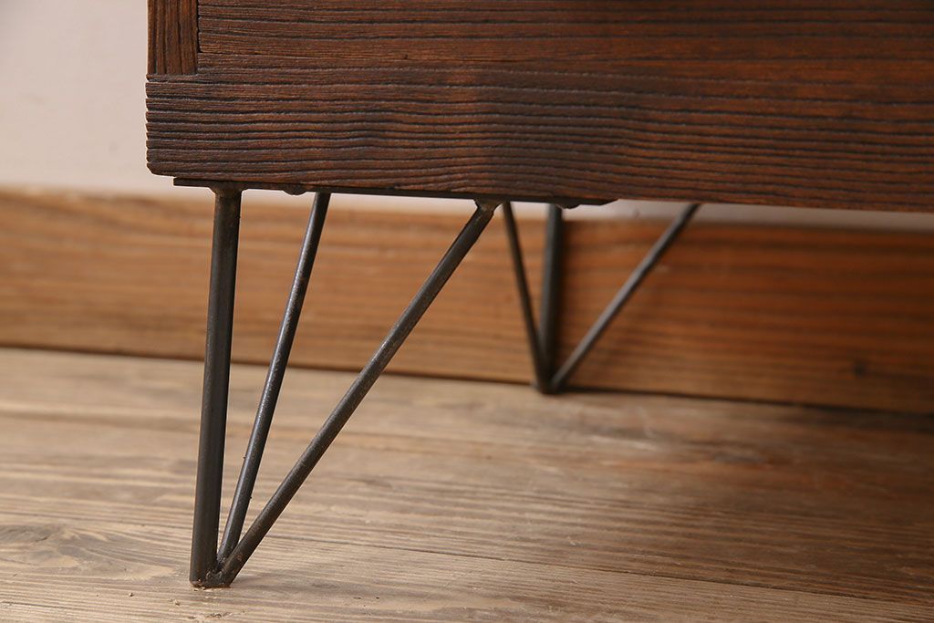 アンティーク家具　和製アンティーク　結霜ガラス入り!和モダンな鉄脚付きタンスローボード(箪笥)