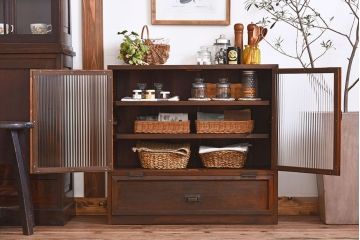 アンティーク家具　モールガラス入り!古い木製の小ぶりな収納棚(パタパタ戸棚)