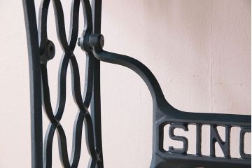 レトロ家具　アンティーク　ネイビーペイントレッグ　レトロなシンガー社製ミシンテーブル(シンガーミシン、ミシン台)(1)