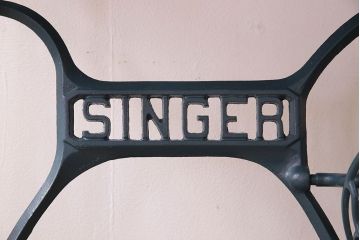 レトロ家具　アンティーク　ネイビーペイントレッグ　レトロなシンガー社製ミシンテーブル(シンガーミシン、ミシン台)(1)