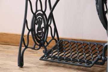 レトロ家具　アンティーク　ネイビーペイントレッグ　レトロなシンガー社製ミシンテーブル(シンガーミシン、ミシン台)(1)