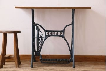レトロ家具　アンティーク　ネイビーペイントレッグ　レトロなシンガー社製ミシンテーブル(シンガーミシン、ミシン台)(1)