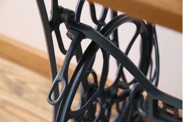 レトロ家具　アンティーク　ネイビーペイントレッグ　レトロなシンガー社製ミシンテーブル(シンガーミシン、ミシン台)(1)
