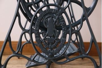 レトロ家具　アンティーク　ネイビーペイントレッグ　レトロなシンガー社製ミシンテーブル(シンガーミシン、ミシン台)(2)