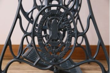 レトロ家具　アンティーク　ネイビーペイントレッグ　レトロなシンガー社製ミシンテーブル(シンガーミシン、ミシン台)(2)