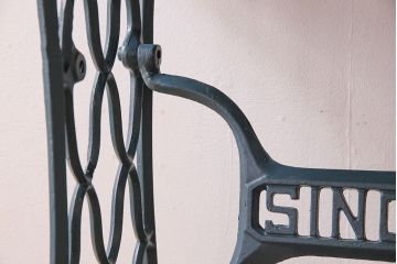 レトロ家具　アンティーク　ネイビーペイントレッグ　レトロなシンガー社製ミシンテーブル(シンガーミシン、ミシン台)(2)